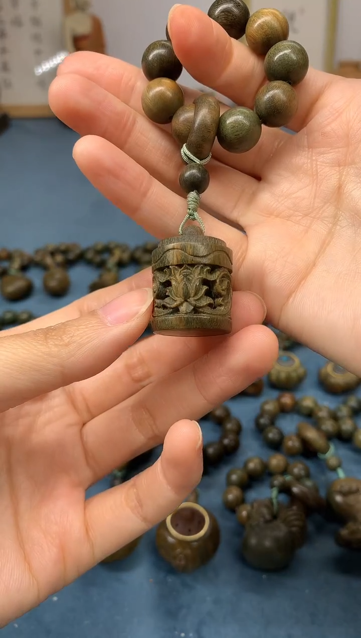 【闪购商品】维腊木（绿檀）把件西番莲香囊 送1瓶香丸