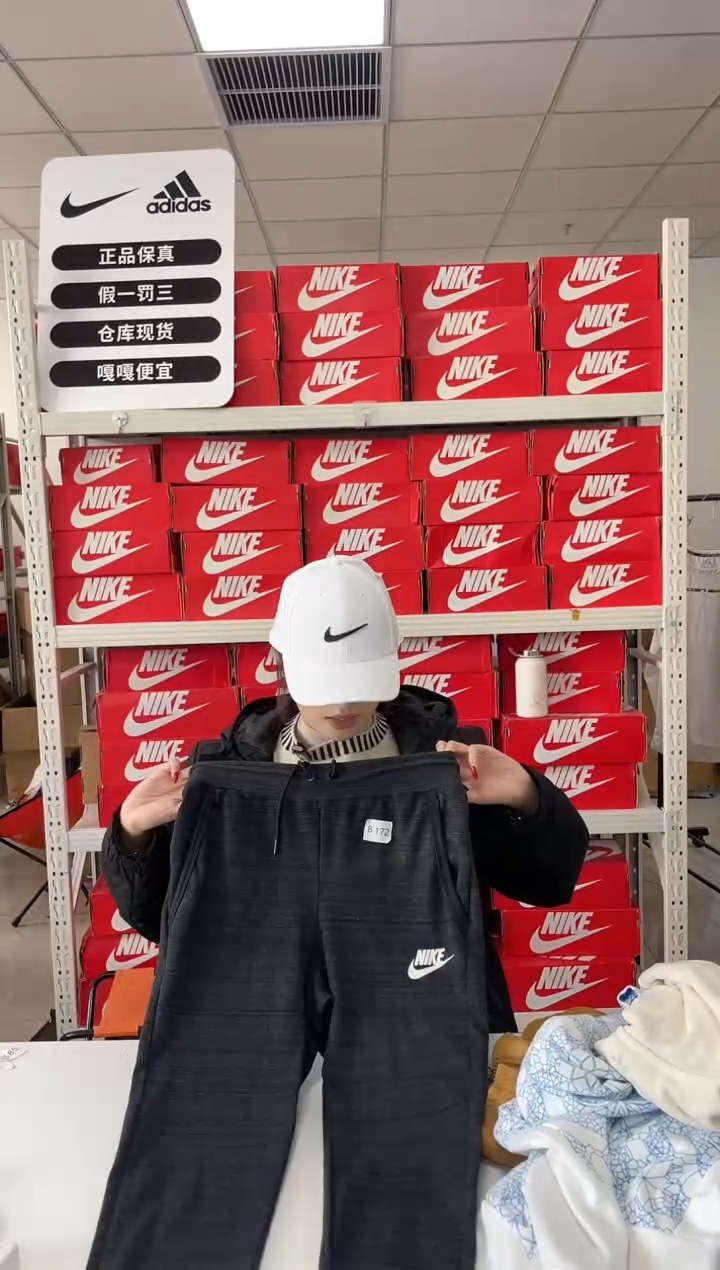 编码172闪购尺码m   Nike/耐克卫衣卫裤以直播间过款为主