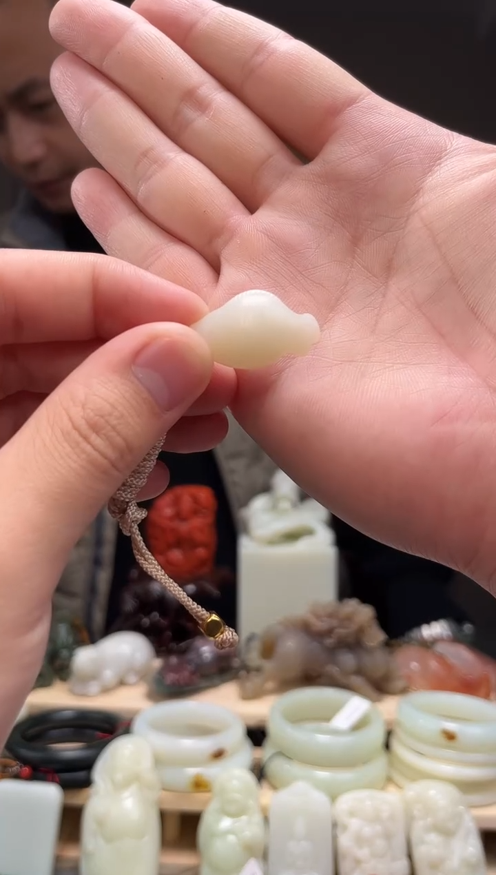 颈饰未镶嵌和田玉吊坠