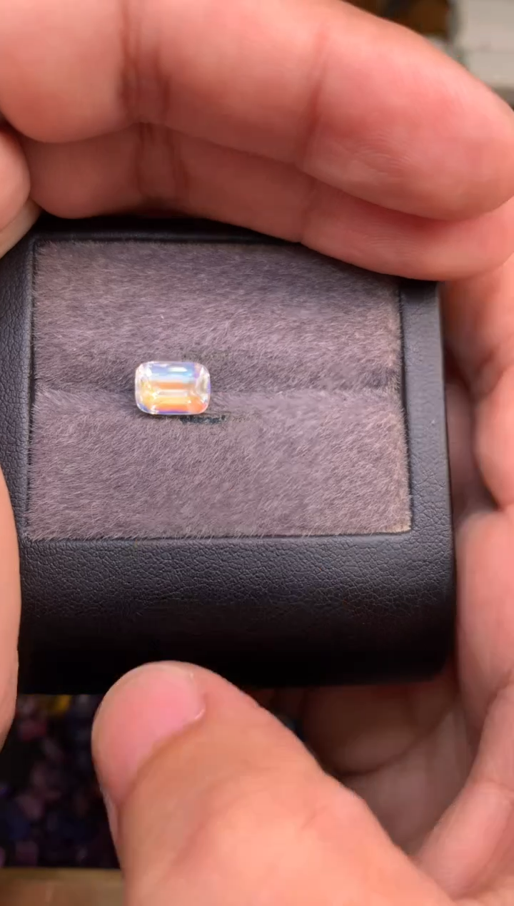 未镶嵌未镶嵌定制长石七**风2.28克拉