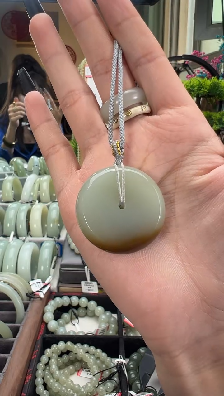 和田玉未镶嵌吊坠(赠链)且末料糖青白平安扣