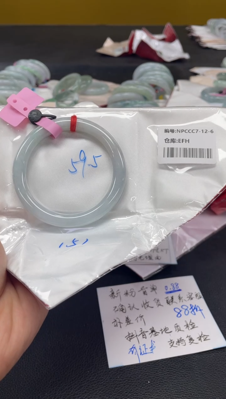 翡翠手镯未镶嵌翡翠手镯