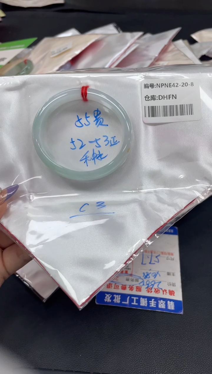 未镶嵌手镯翡翠香****型翡翠手镯