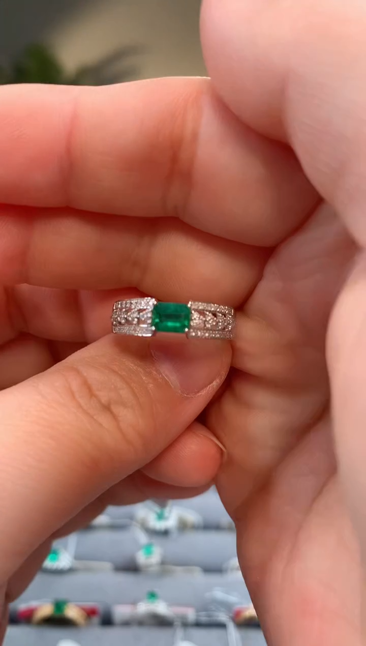 【闪购商品】祖母绿戒指18K金镶嵌祖母绿