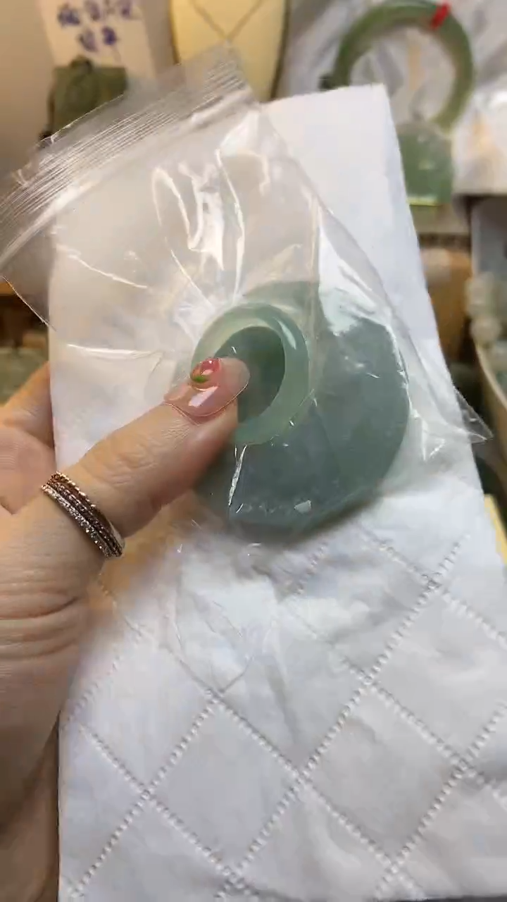 未镶嵌挂件翡翠逍**在缅甸A货翡翠,没有运费险,有纹有裂