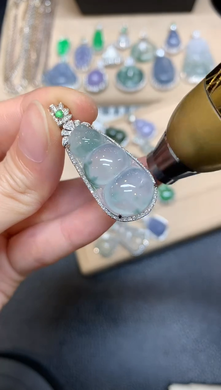 【闪购商品】翡翠颈饰18K金镶嵌福豆【无服务费