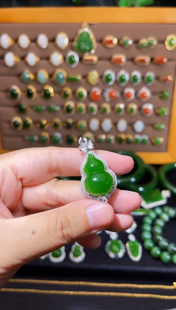 【闪购商品】和田玉吊坠18K金镶嵌苹果绿厚金镶嵌葫芦吊坠