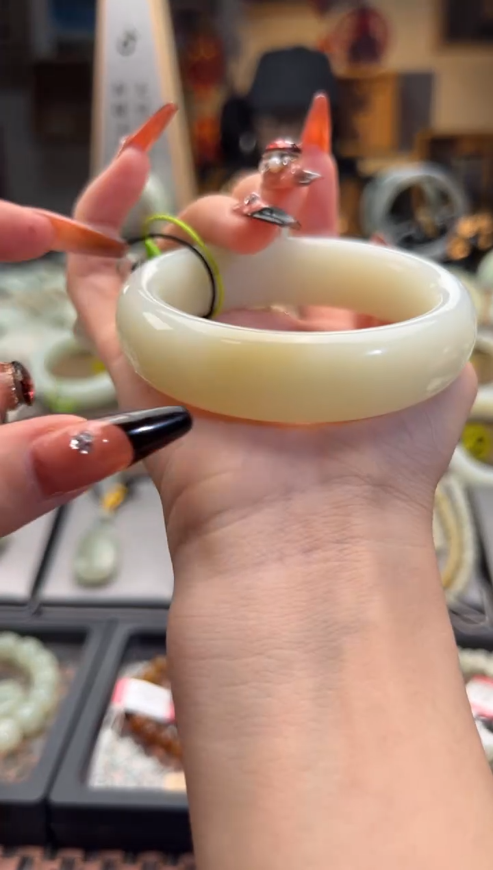 【闪购商品】和田玉手镯未镶嵌且末料远矿糖青白手镯