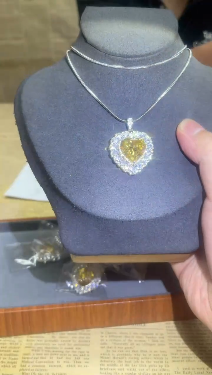 吊坠(赠链)钻石铂Pt950镶嵌B054