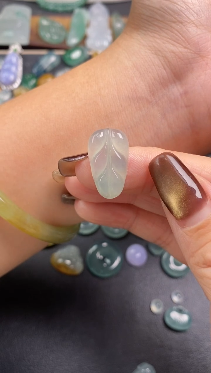 颈饰未镶嵌翡翠吃****。叶子