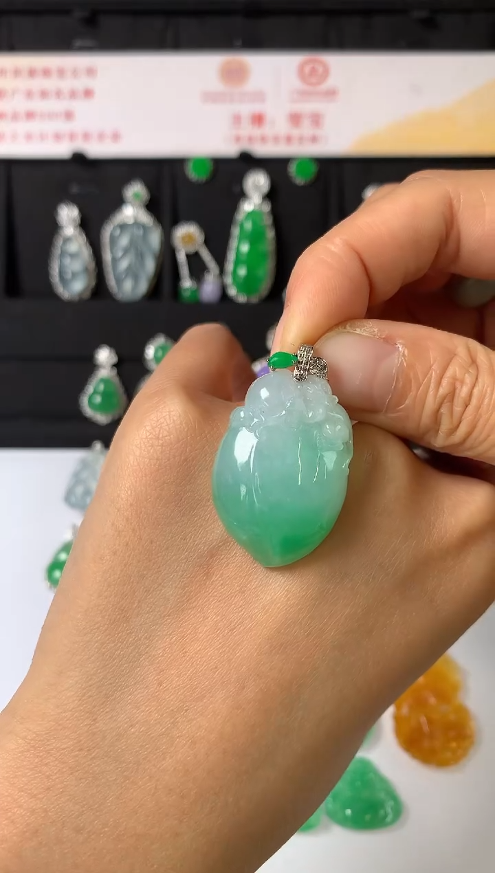 吊坠(赠链)18K金镶嵌翡翠吊坠