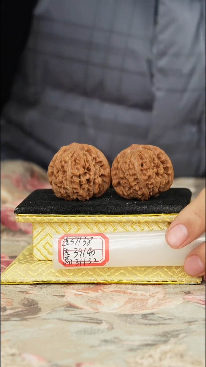 【闪购商品】文玩核桃把件一代楼