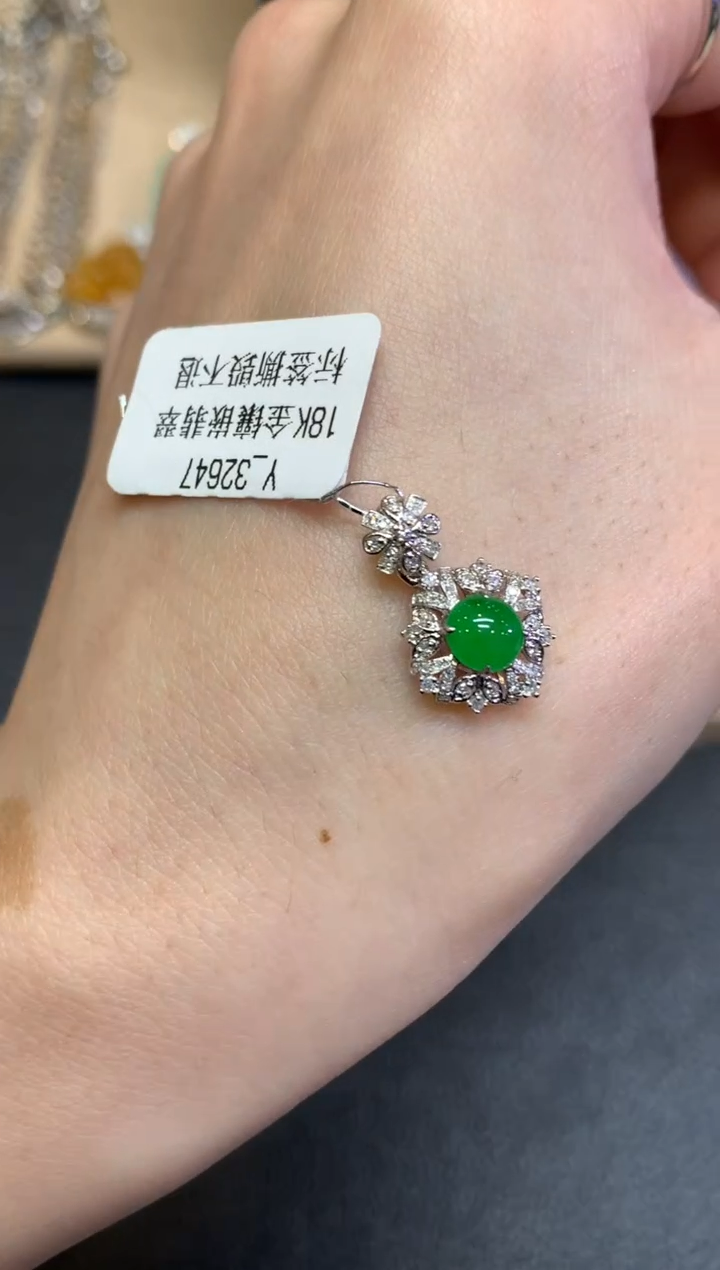 【闪购商品】翡翠颈饰18K金镶嵌貔貅【无服务费】