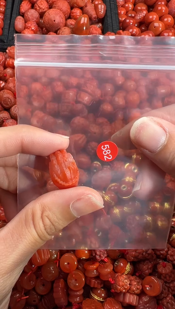 南红玛瑙未镶嵌颈饰1