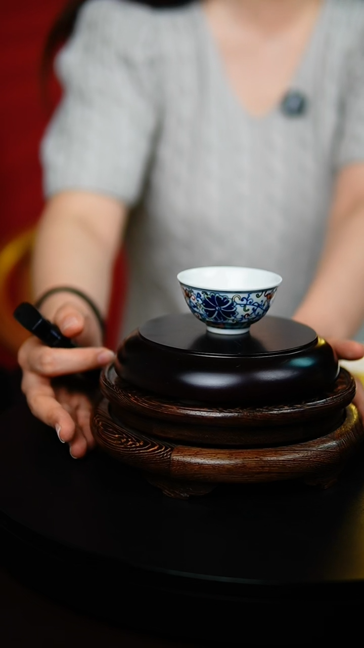 瓷片仿成化斗彩缠枝花卉杯