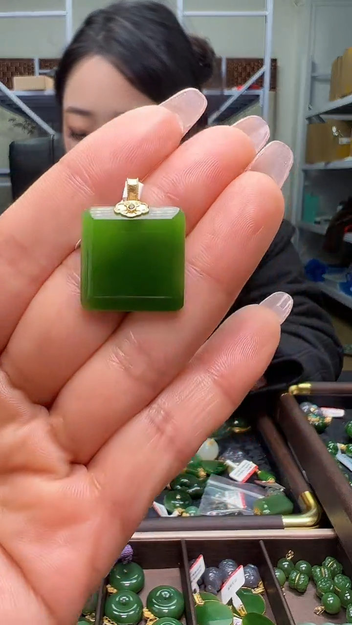 颈饰18K金镶嵌和田玉（多样性发货.发其一)12.18.90