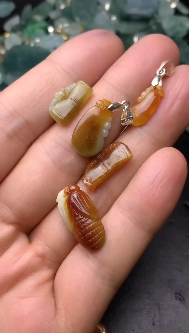 颈饰未镶嵌翡翠李*，挂件