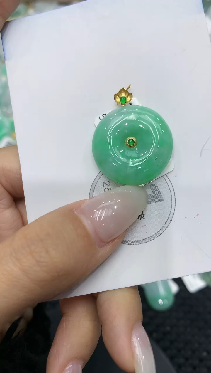 颈饰18K金镶嵌翡翠111111111111