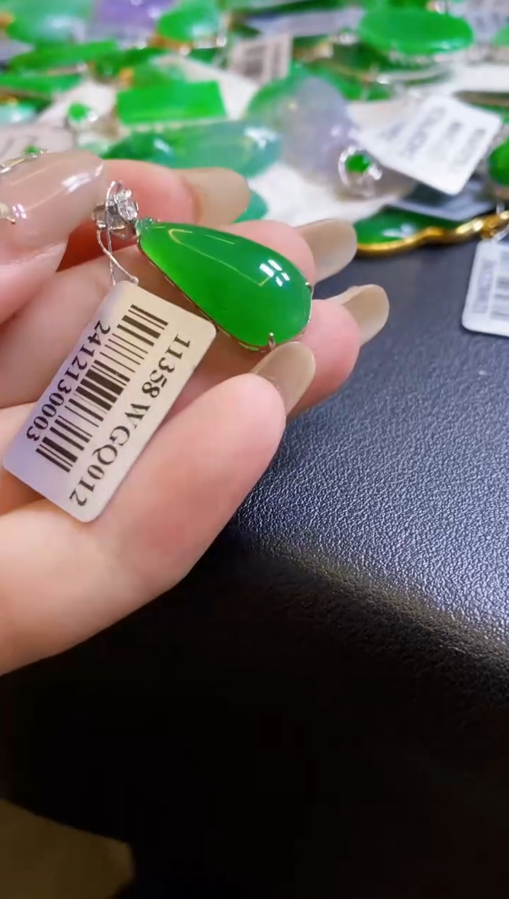 【闪购商品】翡翠颈饰18K金镶嵌瓜