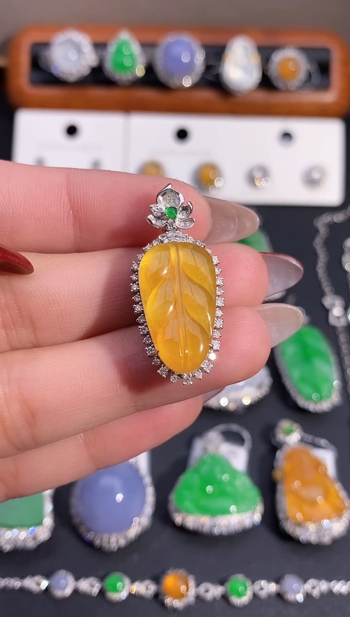 【闪购商品】翡翠颈饰18K金镶嵌吊坠