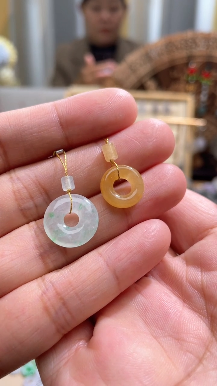 【闪购商品】翡翠颈饰未镶嵌甜甜圈一对