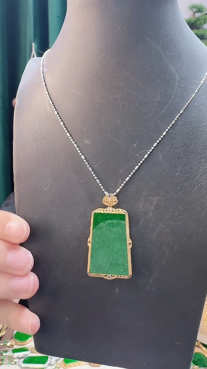 颈饰18K金镶嵌翡翠88888888