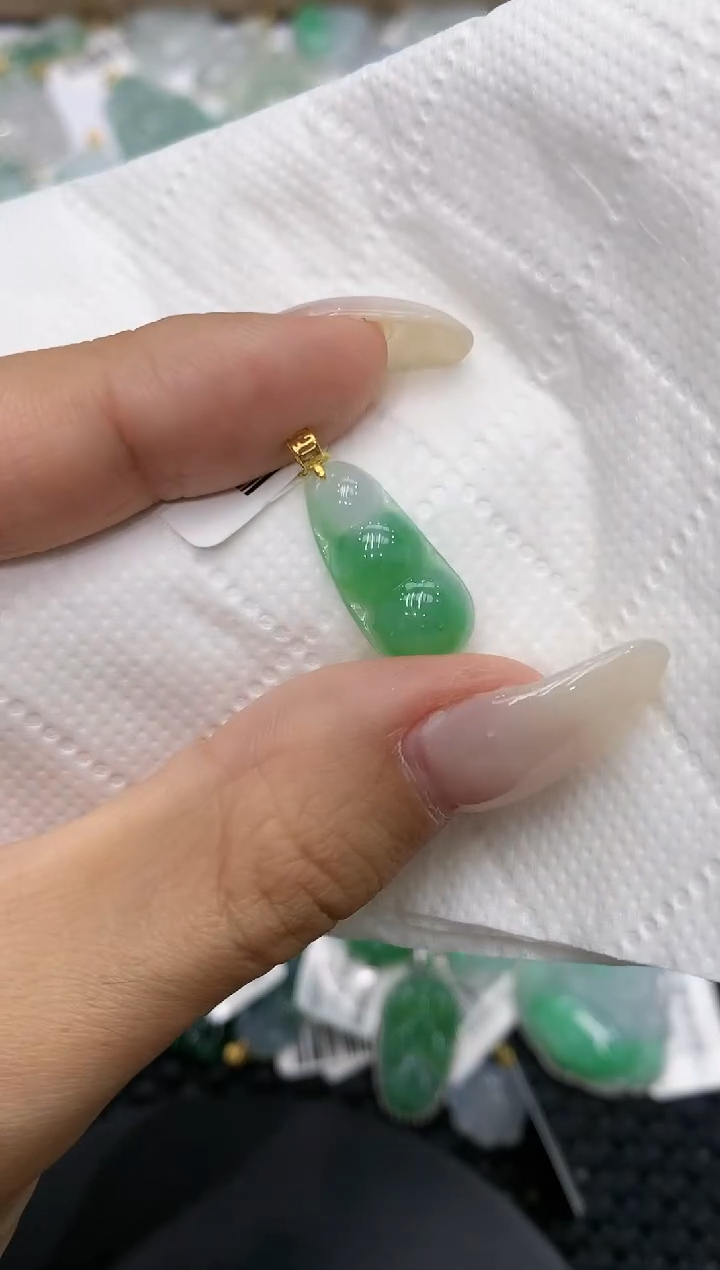 颈饰18K金镶嵌翡翠111111111111