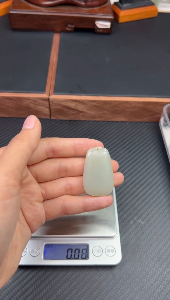 和田玉未镶嵌吊坠(赠链)且末微色差近矿