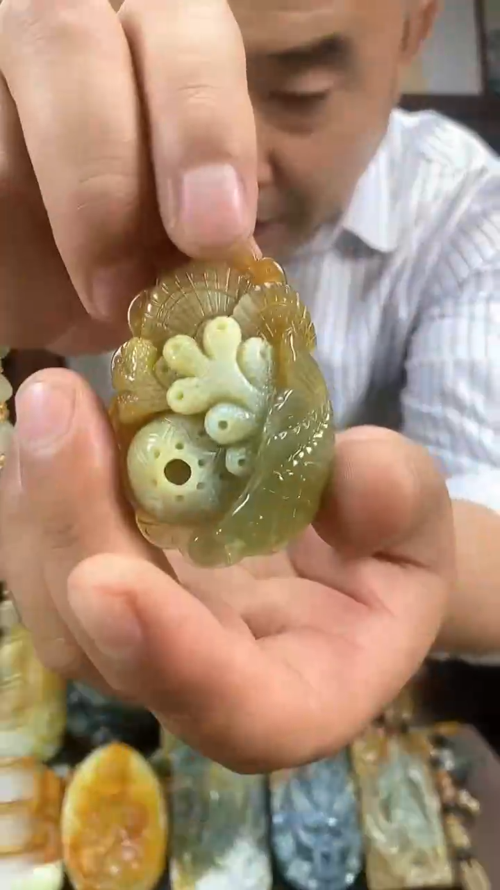 蛇纹石玉未镶嵌吊坠·