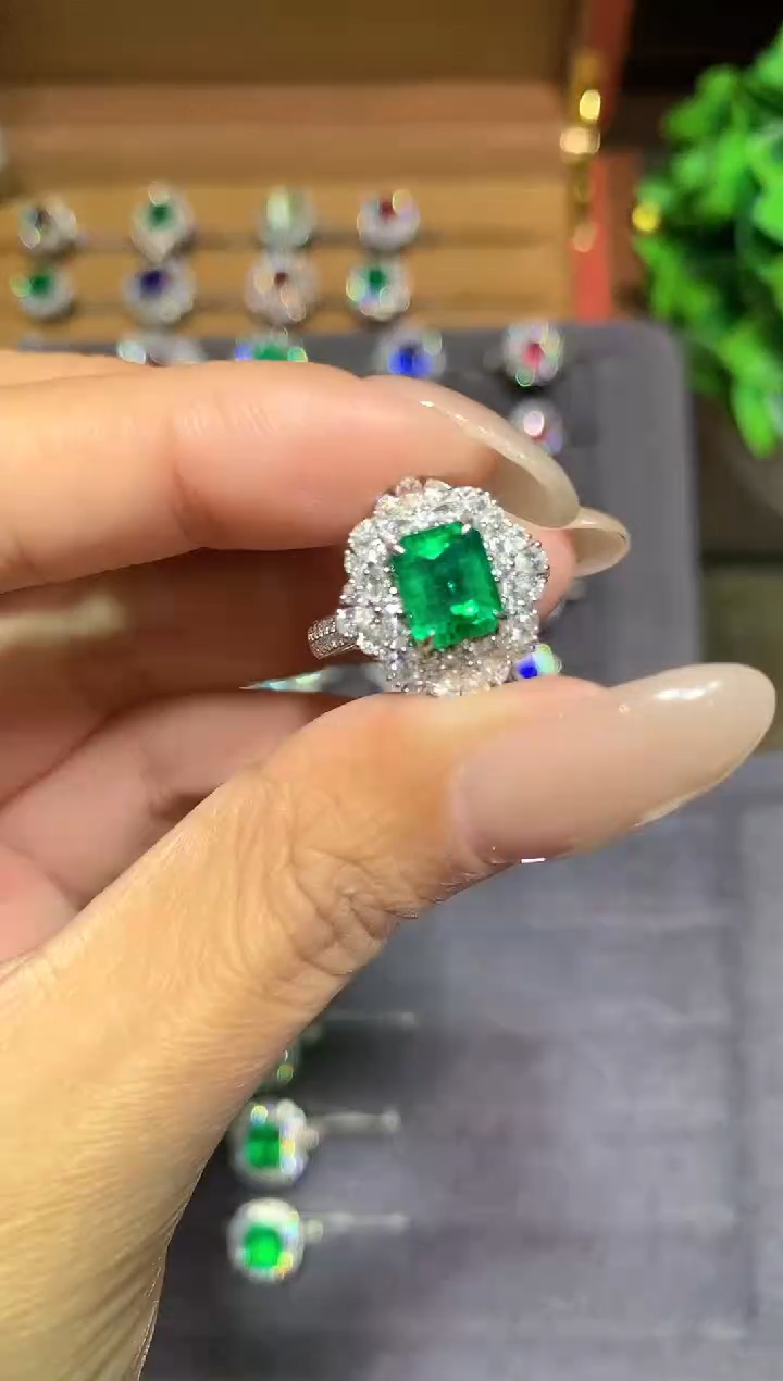 18K金镶嵌戒指祖母绿1.43ct