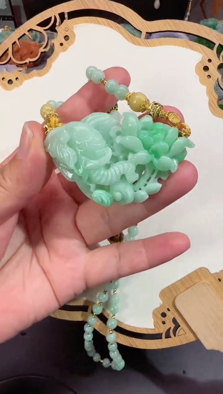 【闪购商品】翡翠颈饰未镶嵌牌子