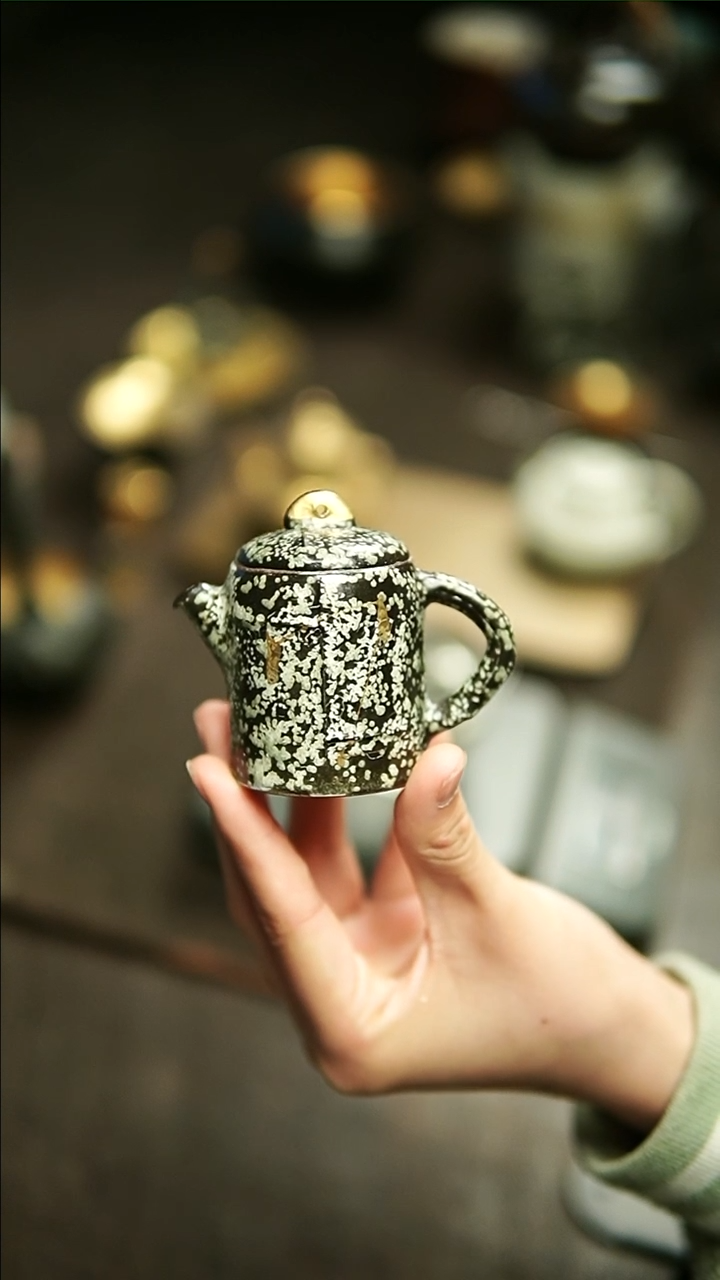 【闪购商品】张小恒岩玉釉直筒壶