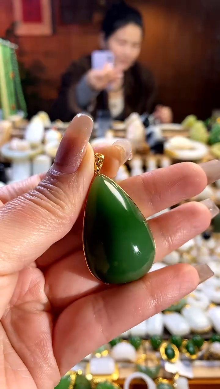 【闪购商品】和田玉吊坠18K金镶嵌。