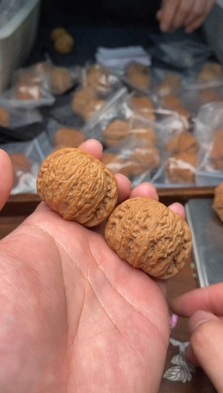 【闪购商品】文玩核桃把件G205号40尺绣球