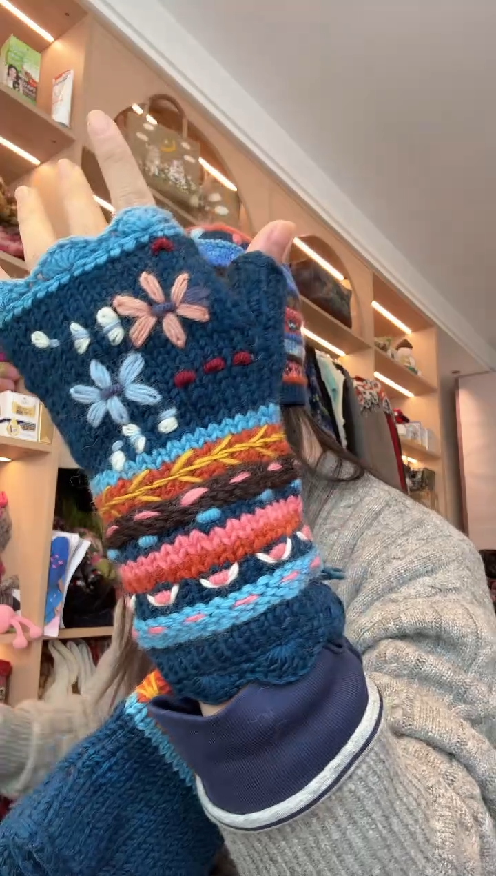 羊毛蓝色手套美丽如