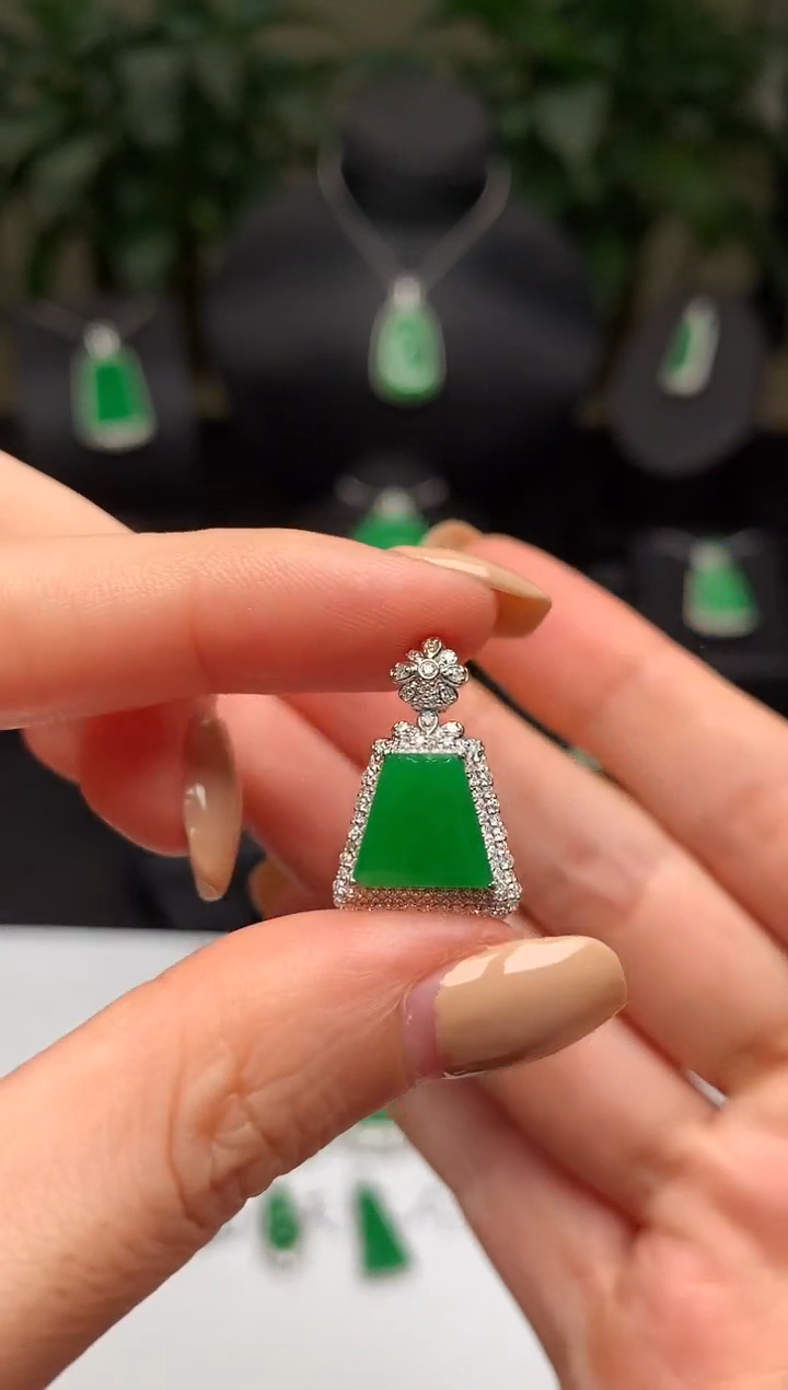 颈饰18K金镶嵌翡翠无事牌