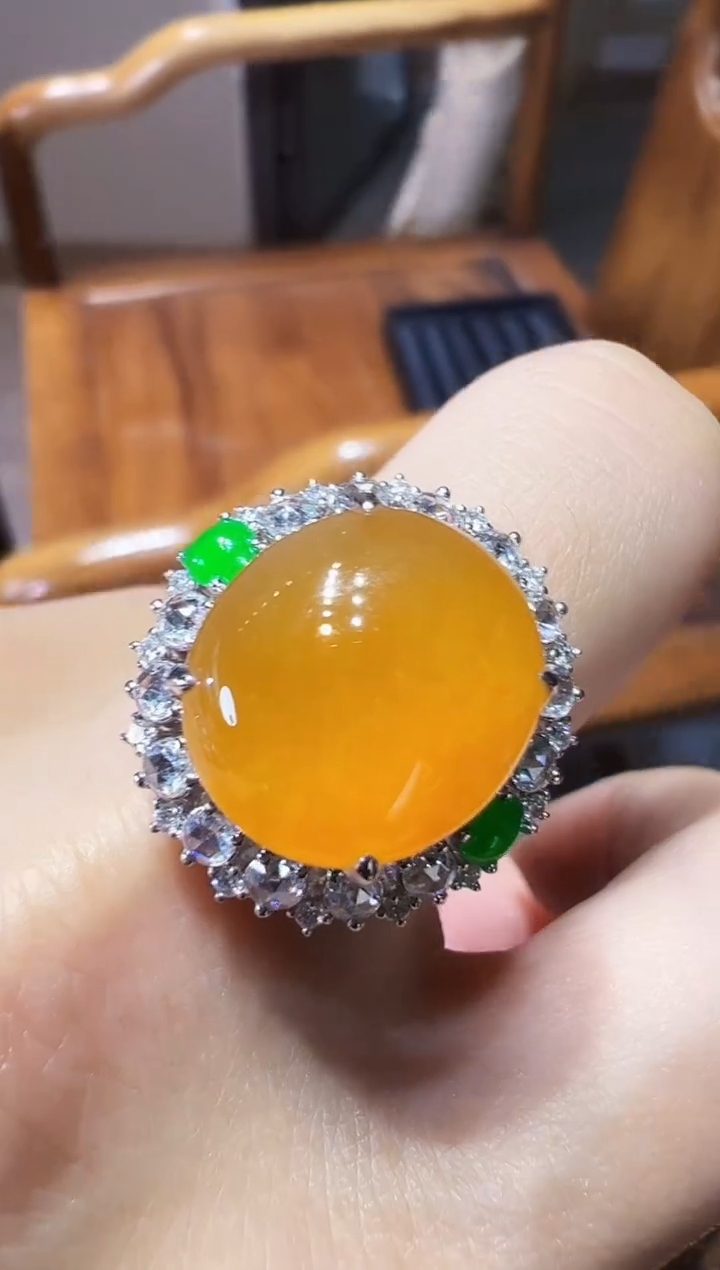 18K金镶嵌戒指翡翠蛋面