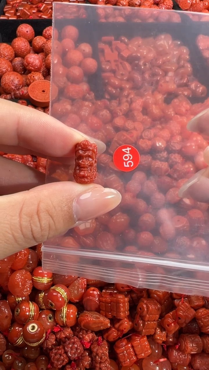 南红玛瑙未镶嵌颈饰1