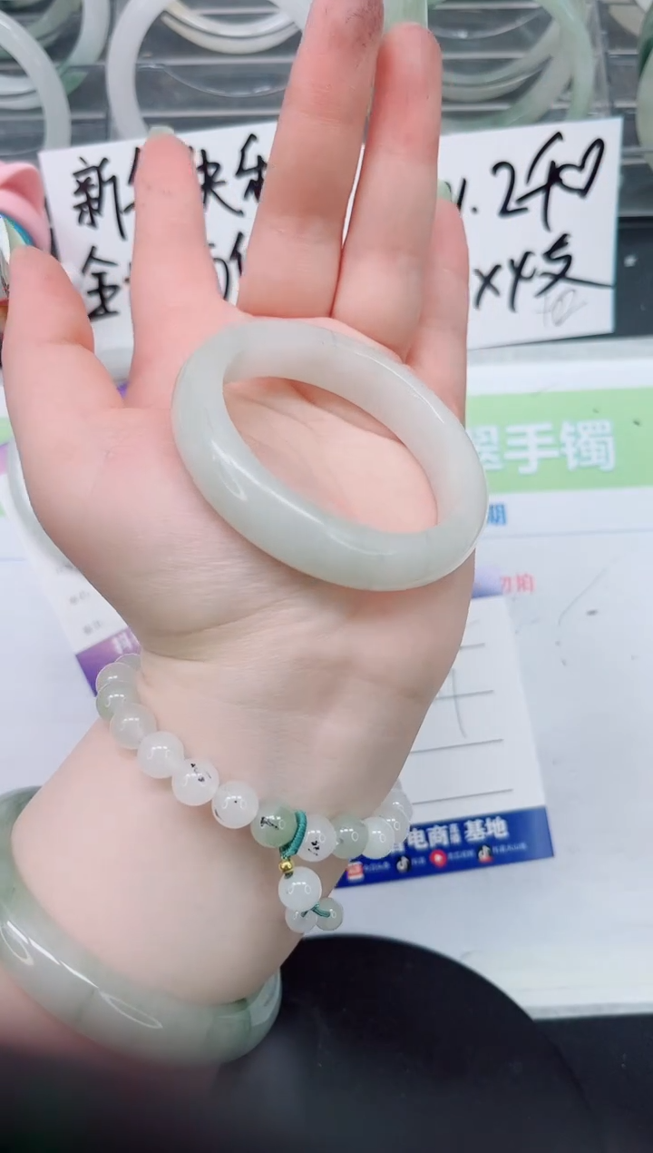 【闪购商品】石英质玉手镯未镶嵌a160