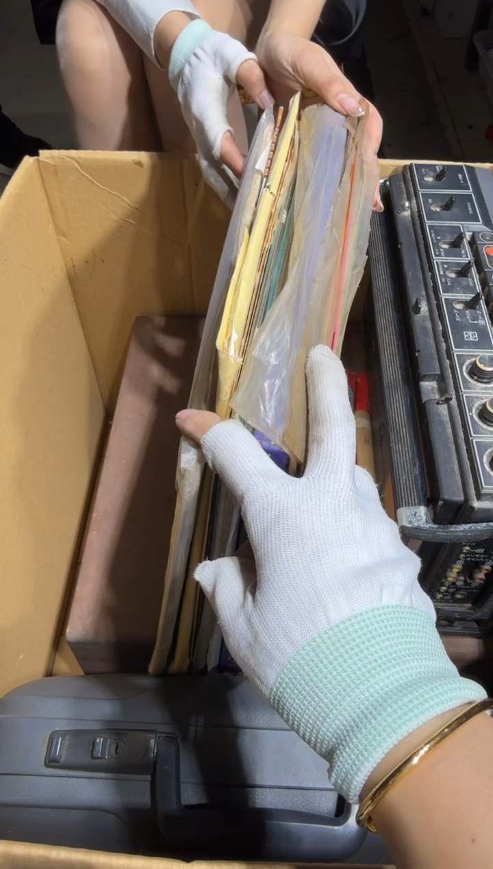 8新黑*风 836   中古商品，瑕疵品，不保好坏。