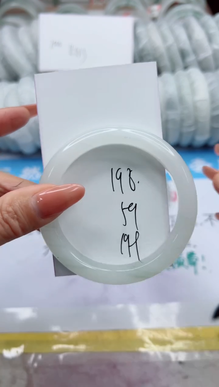 【闪购商品】石英质玉未镶嵌手镯198