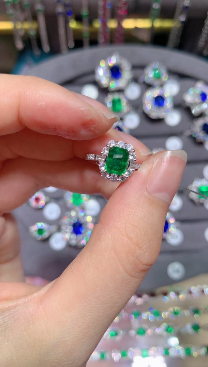 【闪购商品】祖母绿戒指18K金镶嵌0.82CT