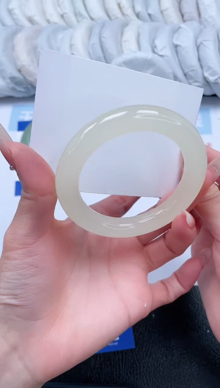 【闪购商品】石英质玉手镯未镶嵌T105-53.3