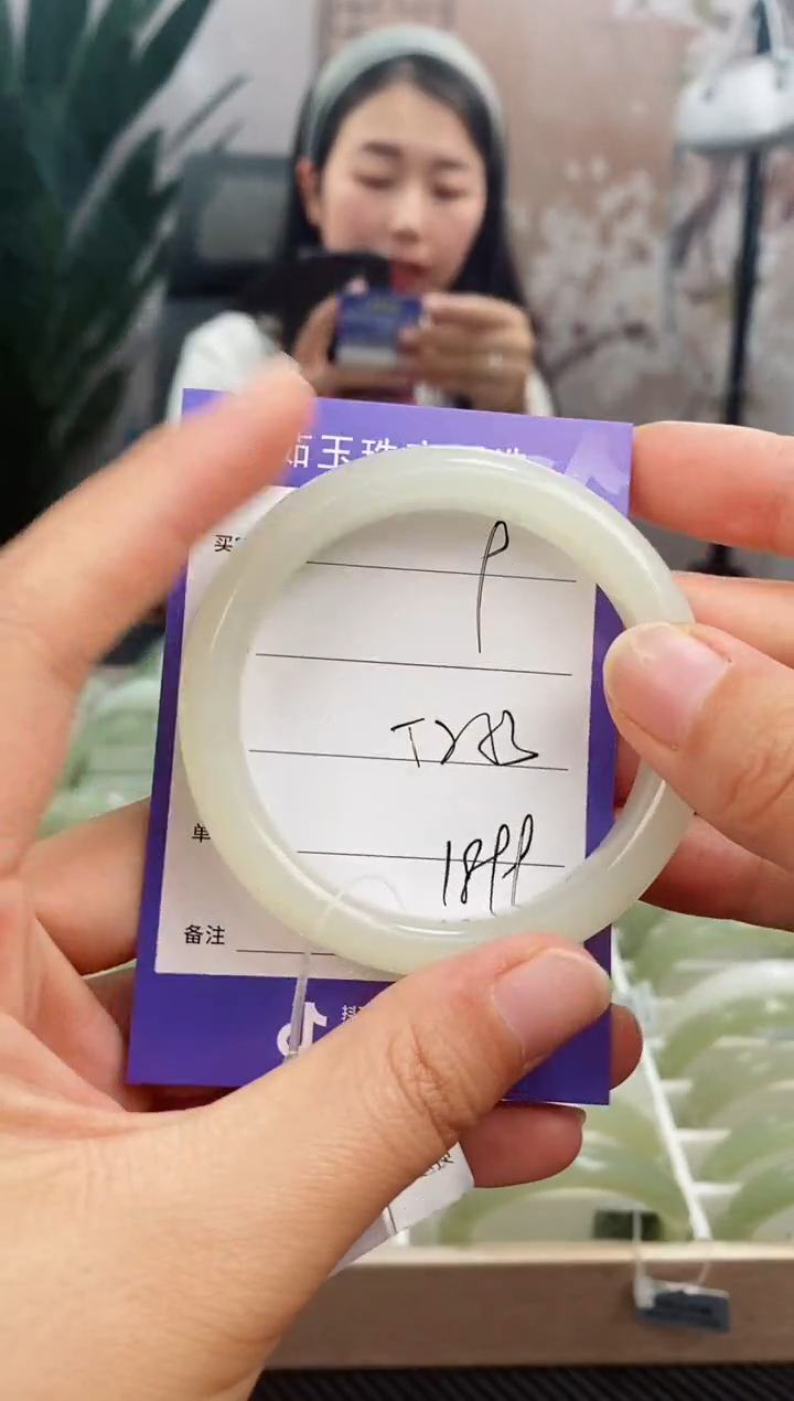 和田玉手镯未镶嵌微色差9