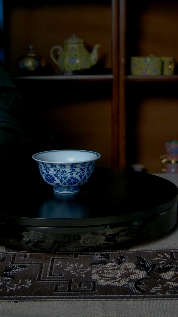 景德镇手工青花缠枝莲压手主人杯