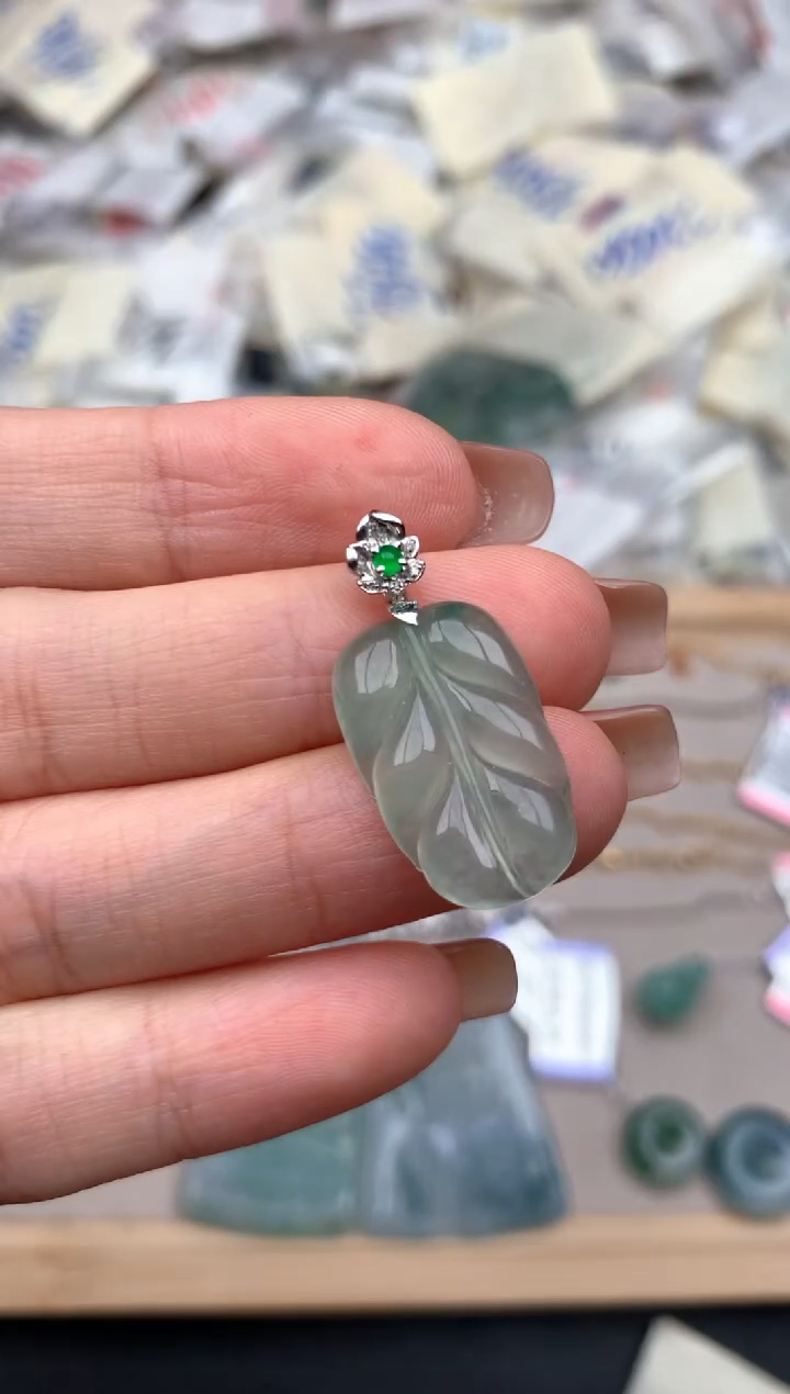 18K金镶嵌挂件翡翠一