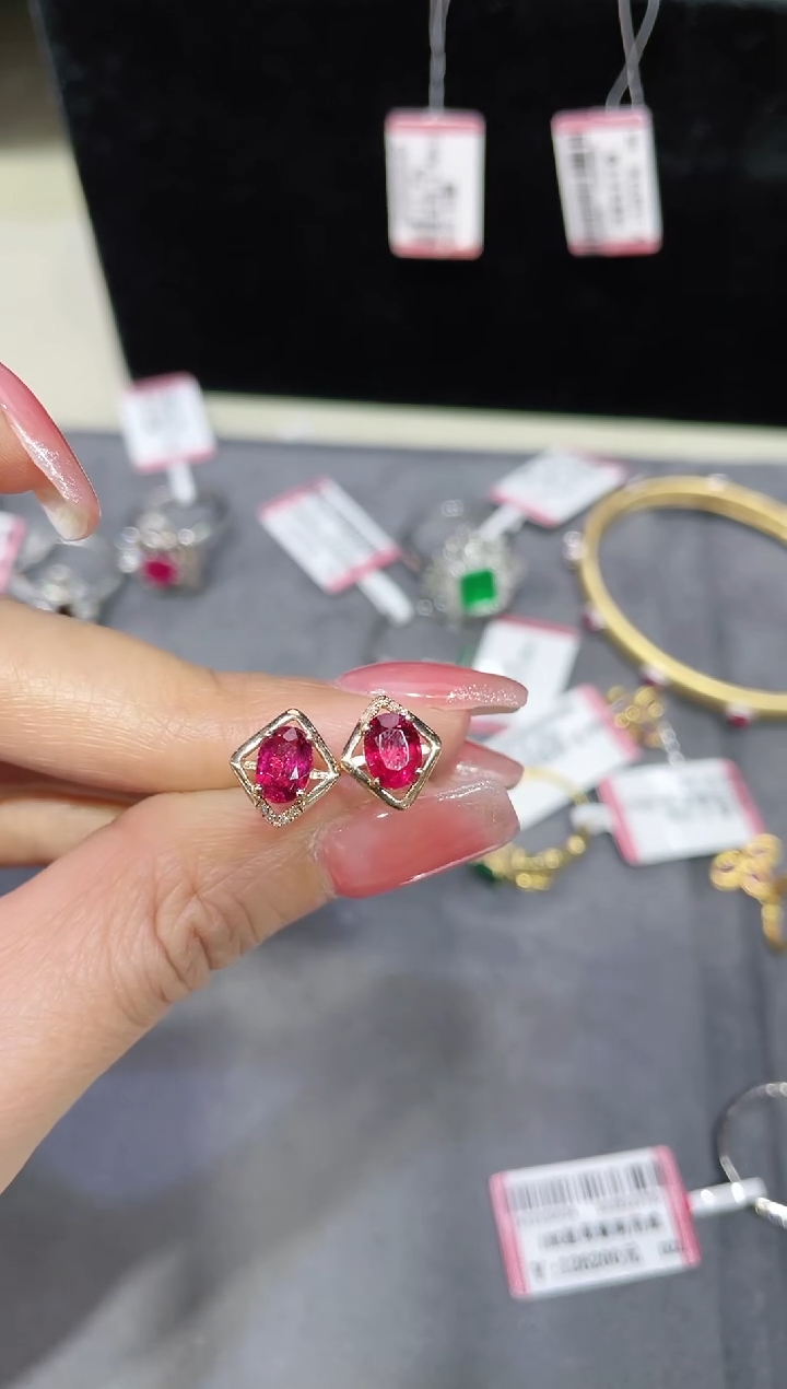 18K金镶嵌碧玺耳饰