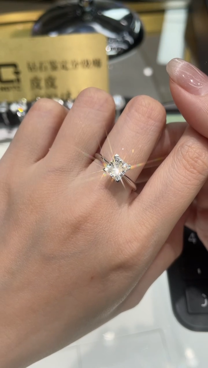 【闪购商品】实验室培育钻石18K金镶嵌公主方1.5ct14圈