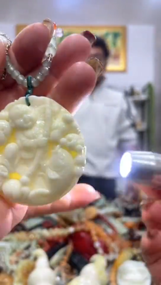 未镶嵌蛇纹石玉吊坠   