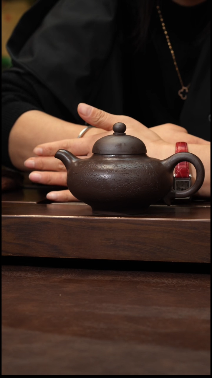 【闪购商品】茶壶紫砂黑星土刻绘华蓥250cc左右